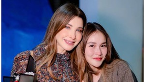Ayu Ting Ting mengabadikan momen pertemuan dengan Nancy Ajram di backstage. Keduanya nampak langsung akrab satu sama lain. Foto: Instagram @ayutingting92