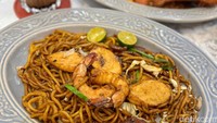 Penggemar mie goreng wajib coba menu Fried Black Hokkien Mie. Rasanya nikmat dengan paduan manis, gurih, dan aroma smokey khas wok. Foto: detikFood