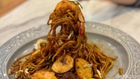 Mienya tebal dengan topping udang, bakso ikan, dan telur orak-arik. Setiap suapan menghadirkan sensasi kuliner Melayu–China yang autentik. Foto: detikFood