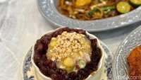 Jangan lewatkan menu Ais Kacang Merah yang segar dan legit. Isiannya kacang merah empuk dengan serutan es sirup berwarna cerah ala kopitiam Malaysia. Foto: detikFood