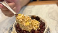 Ais Kacang Merah disajikan dalam mangkuk kecil yang cantik. Porsinya royal dan melimpah, kacang merahnya empuk dan manis dari serutan es sirup yang jadi ciri khasnya.  Foto: detikFood
