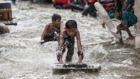 Fenomena ini terjadi karena posisi bulan sedang berada lebih dekat dari jarak rata-ratanya dengan Bumi, yang berdampak pada peningkatan tinggi pasang air laut secara signifikan. Selain di Jakarta, potensi banjir rob juga dapat terjadi di wilayah pesisir utara Jawa, seperti Tangerang, Bekasi, dan Cirebon, yang memiliki karakteristik topografi rendah. ANTARA FOTO/SULTHONY HASANUDDIN