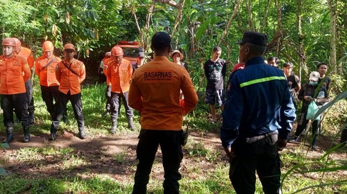 Basarnas Karangasem bersama warga saat akan melakukan pencarian lansia yang hilang di Desa Datah, Kecamatan Abang, Karangasem, Jumat (7/11/2025). (dok. Basarnas Karangasem)