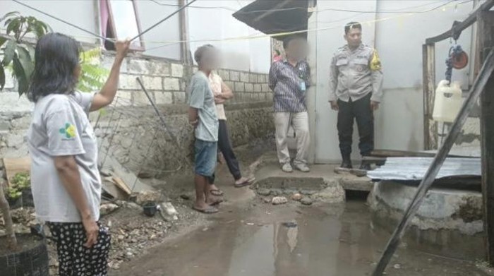 Bhabinkamtibmas Kelurahan Oesapa Barat Aipda Aspar saat memediasi warga yang terlibat keributan gegara selokan, Jumat (7/11/2025).