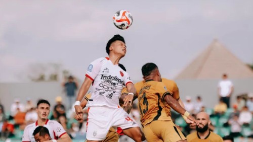 Bek Bali United, Kadek Arel Priyatna (nomor 4 jersey putih) menanduk bola dalam laga melawan Bhayangkara Presisi Lampung FC, Jumat (7/11/2025). /Instagram Bali United