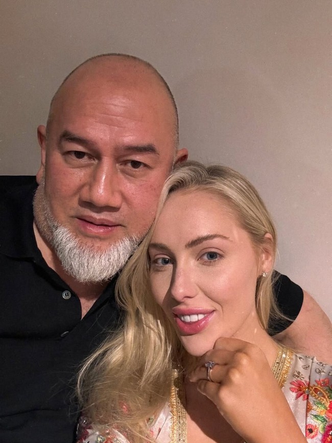 Pada April 2024, Brittany diajak sang Sultan berlibur ke Oman. Ia mengira acara yang disiapkan di sana adalah pertunangan, namun kenyataannya di luar dugaan. “Tiba-tiba ada imam datang dan saya diminta mengikuti prosesi pindah agama. Saya tidak benar-benar tahu apa yang sedang terjadi, karena saya tidak diajarkan banyak hal tentang Islam,” kenang Brittany. Foto: dok. Instagram @its.brook.lynn