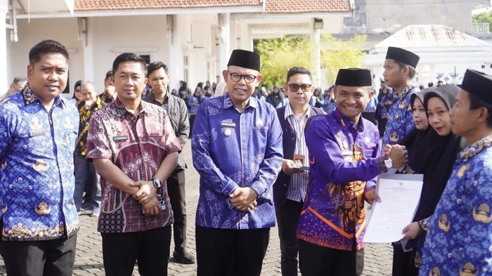 Bupati Bone Andi Asman Sulaiman menyerahkan SK PPPK. Agung Pramono/detikSulsel