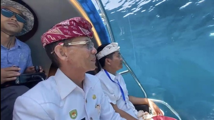 Bupati Klungkung, I Made Satria, mencoba wisata kapal selam di Nusa Penida. (Istimewa)
