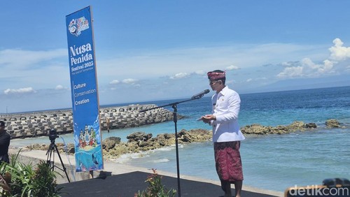 Bupati Klungkung, I Made Satria saat menyampaikan sambutan dalam Nusa Penida Festival 2025, Jumat (7/11/2025). (Ni Komang Ayu Leona Wirawan)