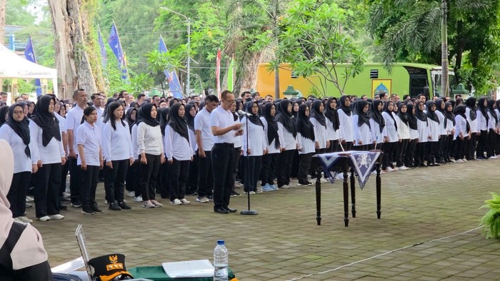 Bupati Pemalang Anom Widiyantoro melantik Pegawai Pemerintah dengan Perjanjian Kerja (PPPK) Tahap II di lingkungan Pemerintah Kabupaten Pemalang tahun 2025, hari ini.