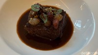 Tak kalah menarik ada Boeuf Braise Grand-Mere. Menu ini merupakan kreasi Chef Jeremy yang terinspirasi dari masakan sang nenek. Foto: detikcom/Riska Fitria
