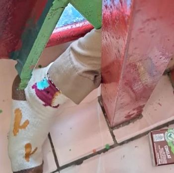 Damkar Kota Pasuruan Damkar Kota Pasuruan mengevakuasi kaki siswa TK yang terjepit mainan di sekolah