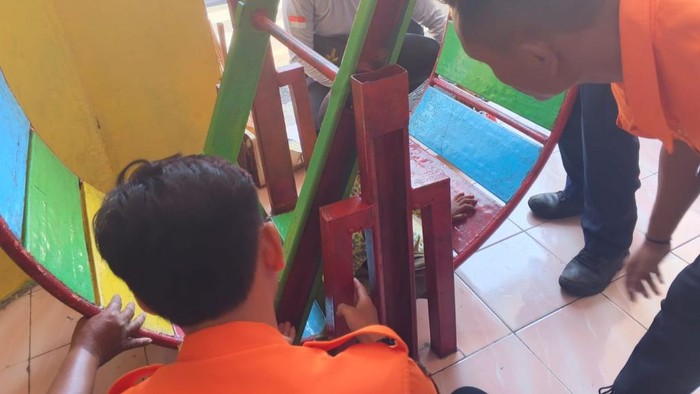 Damkar Kota Pasuruan mengevakuasi kaki siswa TK yang terjepit mainan di sekolah