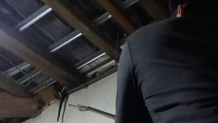 Damkar Satpol PP Boyolali mengevakuasi ular di rumah warga Mojosongo, Boyolali, Jumat (7/11/2025).