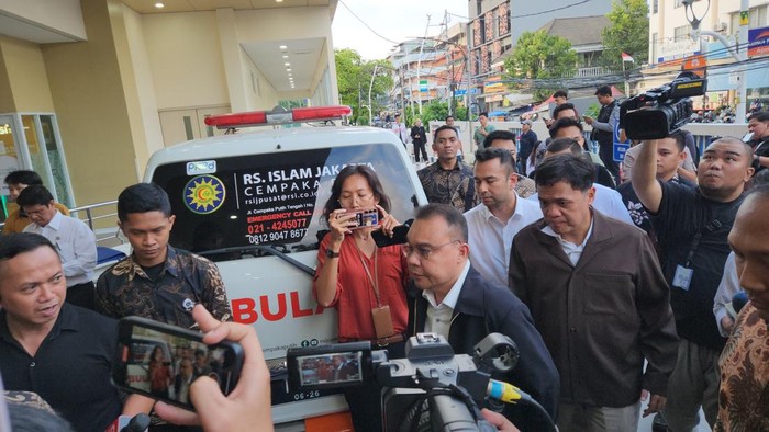 Dasco jenguk korban ledakan SMAN 72 Jakarta (Adrial/detikcom)