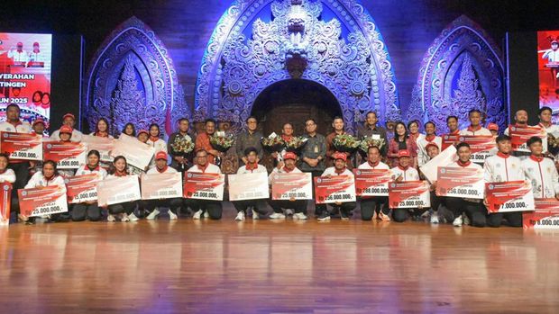 Deretan atlet dan pelatih kontingen Denpasar peraih medali di Porprov Bali 2025 Deretan atlet dan pelatih kontingen Denpasar peraih medali di Porprov Bali 2025