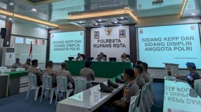 Enam anggota Polresta Kupang Kota, NTT, saat menjalani sidang disiplin, Kamis (6/11/2025). (Dok. Polresta Kupang Kota)