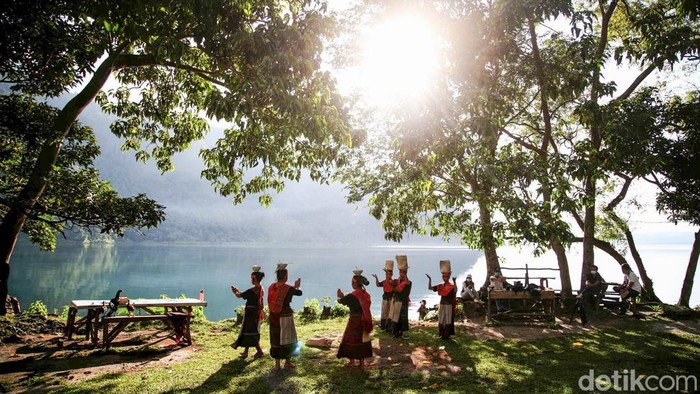 Dari aliran Sungai Asahan yang bersumber dari Danau Toba, energi air diubah menjadi tenaga listrik untuk menghasilkan aluminium berkualitas kebanggaan Indonesia.