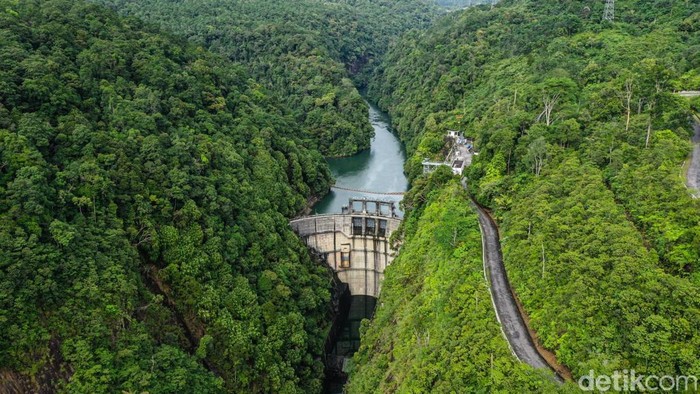 Energi Bersih dari Danau Toba yang Menyalakan Industri Aluminium Nasional Dari aliran Sungai Asahan yang bersumber dari Danau Toba, energi air diubah menjadi tenaga listrik untuk menghasilkan aluminium berkualitas kebanggaan Indonesia.