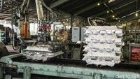 Kerja keras para pekerja dibalik tungku pembakaran aluminium yang suhunya mencapai hingga lebih dari 40 derajat, ada mereka yang bekerja menjaga keberlangsungan proses produksi, memastikan logam yang dihasilkan tetap menjadi kebanggaan Indonesia.