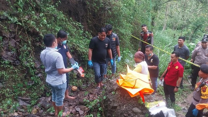 Proses evakuasi jasad perempuan di hutan Gunung Tunggangan, Kecamatan Purwantoro, Kabupaten Wonogiri, Kamis (6/11/2025)