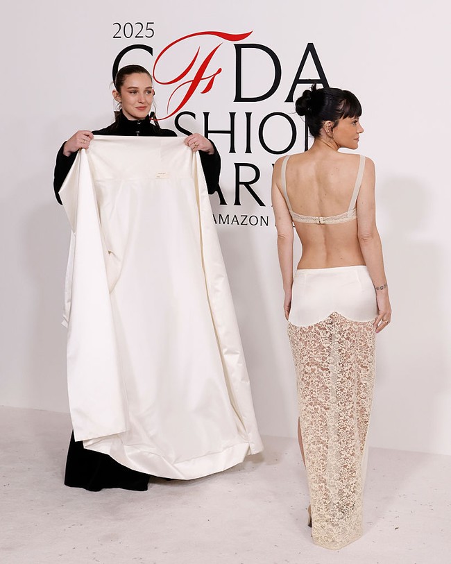 Gaya berani Allen langsung menjadi bahan perbincangan di media sosial. Seorang pengguna X (Twitter) menulis, “Revenge dressing at its finest… slay 🙌🏼.” Istilah “revenge dressing” merujuk pada gaya berpakaian yang menggambarkan kebangkitan dan kepercayaan diri seseorang usai mengalami masa sulit, terutama dalam hubungan pribadi. Lily Allen belum lama ini bercerai dari aktor David Harbour.(Foto: Taylor Hill/FilmMagic)