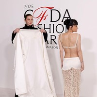 Gaya berani Allen langsung menjadi bahan perbincangan di media sosial. Seorang pengguna X (Twitter) menulis, “Revenge dressing at its finest… slay 🙌🏼.” Istilah “revenge dressing” merujuk pada gaya berpakaian yang menggambarkan kebangkitan dan kepercayaan diri seseorang usai mengalami masa sulit, terutama dalam hubungan pribadi. Lily Allen belum lama ini bercerai dari aktor David Harbour.(Foto: Taylor Hill/FilmMagic)