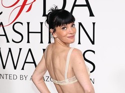 Foto: Lily Allen Tampil Berani di CFDA Awards 2025, Disebut Gaya Balas Dendam