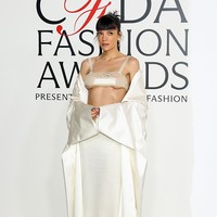 Lily mengenakan busana serba gading rancangan desainer muda Colleen Allen dari koleksi musim semi 2026. Penampilannya terdiri atas bralette renda tipis, rok maxi sutra dengan panel transparan di bagian belakang, serta mantel opera panjang yang dikenakan menjuntai dari bahu. (Foto: Stephanie Augello/WWD via Getty Images)