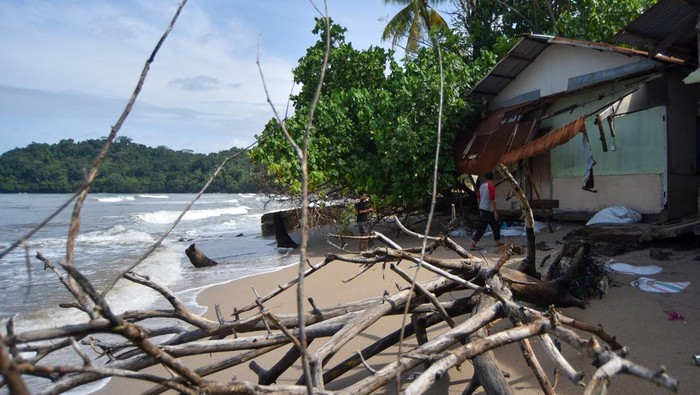Warga berada di dalam rumahnya yang jebol akibat gelombang pasang di Pantai Air Manis, Padang, Sumatera Barat, Jumat (7/11/2025). Gelombang pasang yang terjadi sejak tiga hari terakhir mengakibatkan sejumlah rumah di kelurahan tepi pantai tersebut rusak sehingga warga terpaksa mengungsi ke tempat sanak saudaranya saat malam hari.  ANTARA FOTO/Iggoy el Fitra/bar