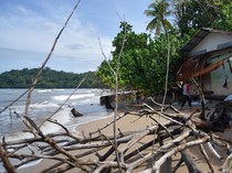 Gelombang Pasang Hantam Pantai Air Manis, Rumah Warga Rusak