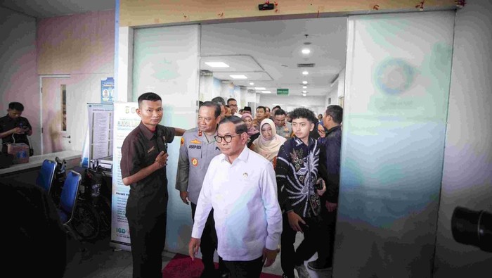 Gubernur DKI Jakarta Pramono Anung saat meninjau SMAN 72 Jakarta usai insiden ledakan. (dok Pemprov DKI Jakarta)