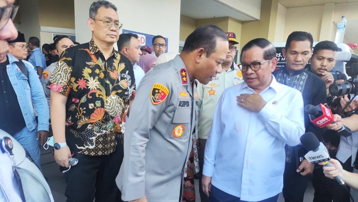Gubernur DKI Jakarta Pramono Anung (kemeja putih) menengok korban ledakan SMAN 72 di RS Islam Cempaka Putih (Alfons/detikcom)
