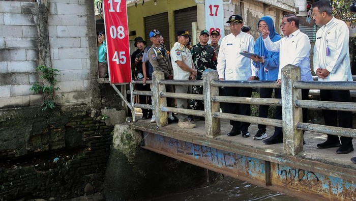 Gubernur DKI Jakarta Pramono Anung (kedua kiri) berbincang dengan Kepala Dinas Sumber Daya Air Ika Agustin (kanan) didampingi Wali Kota Jakarta Selatan M Anwar (kiri), dan Asisten Pembangunan dan Lingkungan Hidup (Asbang) Sekretaris Daerah DKI Jakarta Afan Adriansyah Idris (kedua kanan) saat meninjau Kali Krukut di Petogogan, Jakarta, Jumat (7/11/2025). Dalam tinjauannya, Pramono Anung menyebut bahwa aliran kali tersebut tidak normal karena banyaknya bangunan yang berdiri di atas kali sehingga menyebabkan banjir di wilayah tersebut, dan rencananya akan dinormalisasikan pada tahun 2026 dengan melakukan penetapan lokasi dan pembebasan lahan yang terdampak. ANTARA FOTO/Naufal Khoirulloh/bar