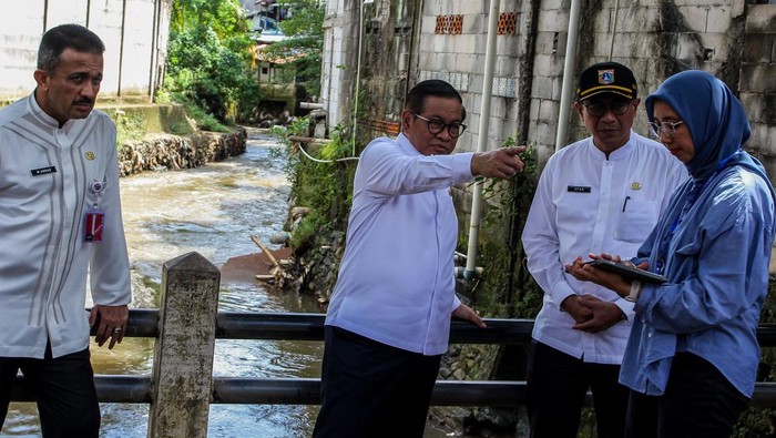 Gubernur DKI Jakarta Pramono Anung (kedua kiri) berbincang dengan Kepala Dinas Sumber Daya Air Ika Agustin (kanan) didampingi Wali Kota Jakarta Selatan M Anwar (kiri), dan Asisten Pembangunan dan Lingkungan Hidup (Asbang) Sekretaris Daerah DKI Jakarta Afan Adriansyah Idris (kedua kanan) saat meninjau Kali Krukut di Petogogan, Jakarta, Jumat (7/11/2025). Dalam tinjauannya, Pramono Anung menyebut bahwa aliran kali tersebut tidak normal karena banyaknya bangunan yang berdiri di atas kali sehingga menyebabkan banjir di wilayah tersebut, dan rencananya akan dinormalisasikan pada tahun 2026 dengan melakukan penetapan lokasi dan pembebasan lahan yang terdampak. ANTARA FOTO/Naufal Khoirulloh/bar