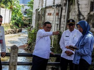 Tinjau Kali Krukut, Gubernur DKI Pramono Anung Rencanakan Normalisasi di 2026