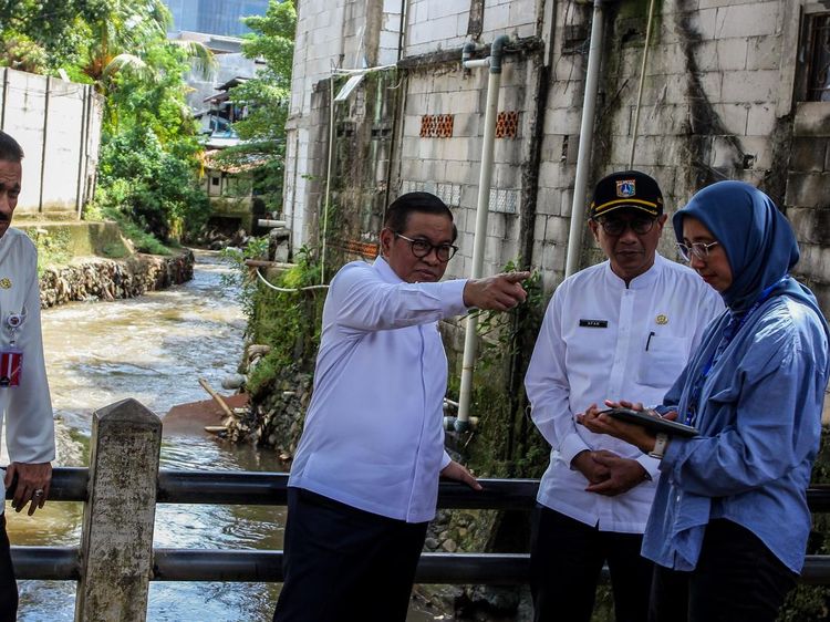 Tinjau Kali Krukut, Gubernur DKI Pramono Anung Rencanakan Normalisasi di 2026