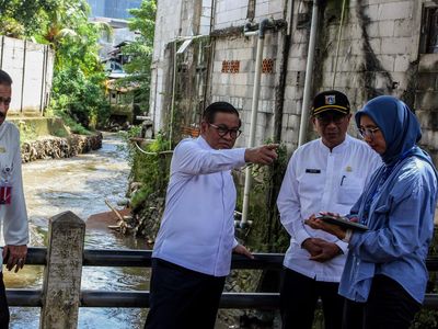 Tinjau Kali Krukut, Gubernur DKI Pramono Anung Rencanakan Normalisasi di 2026