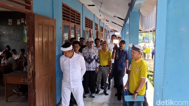 Gubernur Jabar Dedi Mulyadi mendatangi sekolah di Subang buntut insiden guru tampar murid Gubernur Jabar Dedi Mulyadi mendatangi sekolah di Subang buntut insiden guru tampar murid