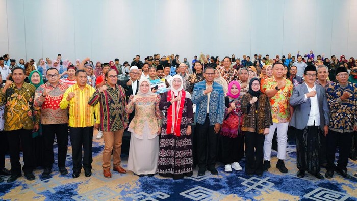 Gubernur Khofifah bertemu dengan warga Jatim yang tinggal di NTT