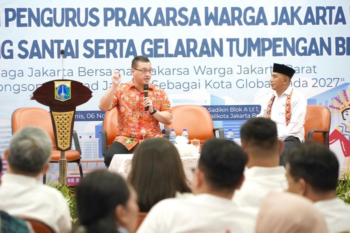 Anggota DPRD DKI Jakarta Fraksi PDI Perjuangan, Hardiyanto Kenneth Pada Saat Menjadi Nara Sumber di Acara Pelantikan Prakarsa Warga Jakarta Barat di Gedung Walikota Jakbar.