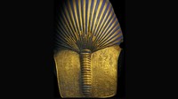 Topeng emas murni ini merupakan salah satu benda paling terkenal di dunia. Topeng ini ditemukan diletakkan di atas kepala dan bahu jenazah mumi Tutankhamun. Tutankhamun digambarkan menyerupai dewa Osiris, penguasa dunia bawah, dan dewa matahari Re yang tubuhnya terbuat dari emas dan rambut lapis lazuli. Foto: (Dokumentasi Grand Egyptian Museum/GEM)