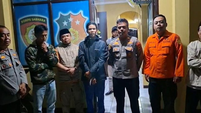 Herman (Tengah, Jaket Hitam) sampaikan permohonan maaf atas aksinya pura-pura hilang di Jembatan Cisokan