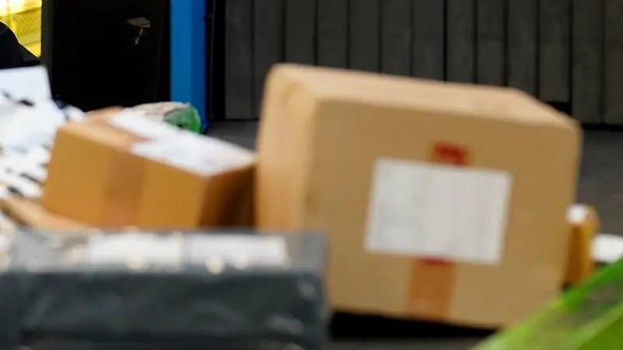 U.S. Customs and Border Protection monitor overseas parcels Feb. 23, 2024. (File photo: AP)