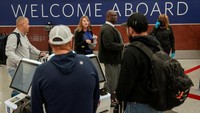 Situasi tersebut membuat antrean panjang dan penundaan jadwal keberangkatan di berbagai kota besar, termasuk di Bandara Internasional San Francisco, California, dan Bandara Internasional Hartsfield-Jackson Atlanta, Georgia. REUTERS/Elijah Nouvelage