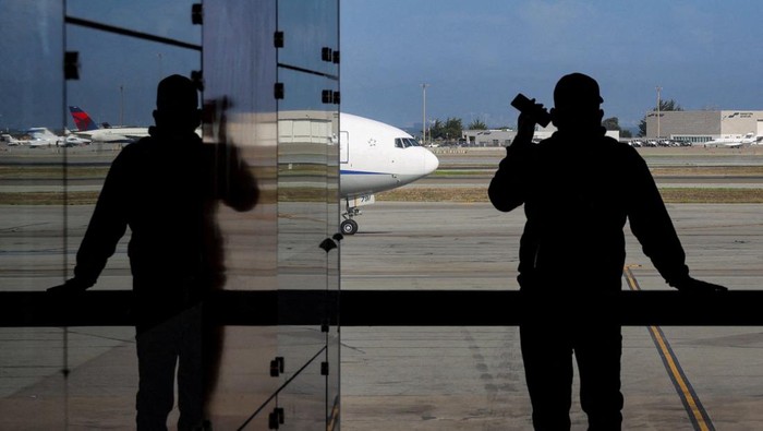 Ribuan penumpang pesawat tertahan di sejumlah bandara utama Amerika Serikat menyusul kebijakan pengurangan penerbangan akibat penutupan sementara (shutdown) pemerintahan federal. Situasi tersebut membuat antrean panjang dan penundaan jadwal keberangkatan di berbagai kota besar, termasuk di Bandara Internasional San Francisco, California, dan Bandara Internasional Hartsfield-Jackson Atlanta, Georgia, pada Kamis (6/11/2025). REUTERS/Carlos Barria