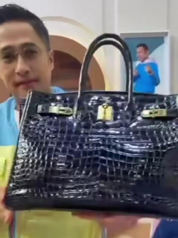 Tas Ivan Gunawan yang dijual kepada Raffi Ahmad untuk pembangunan Masjid di Yokohama.