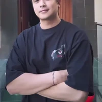 Begini penampilan Ajun setelah 8 bulan pasca operasi. Garis rambutnya kini terlihat lebih maju dan rambutnya pun tampak lebih tebal. Ajun sendiri diketahui menjalani transplantasi rambut di bagian depan dan atas. Foto: Instagram/@ajunperwira/@jennifer_ipel/@ab_plasticsurgery_idn