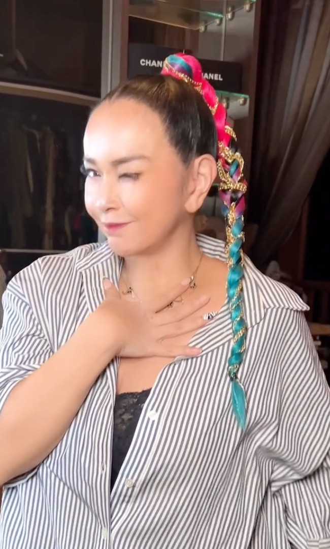 Setelah 8 bulan pasca operasi hasil di wajah Jennifer juga sudah jelas terlihat. Tak lagi lebam, wajahnya tampak makin tirus dan kencang. Foto: Instagram/@ajunperwira/@jennifer_ipel/@ab_plasticsurgery_idn