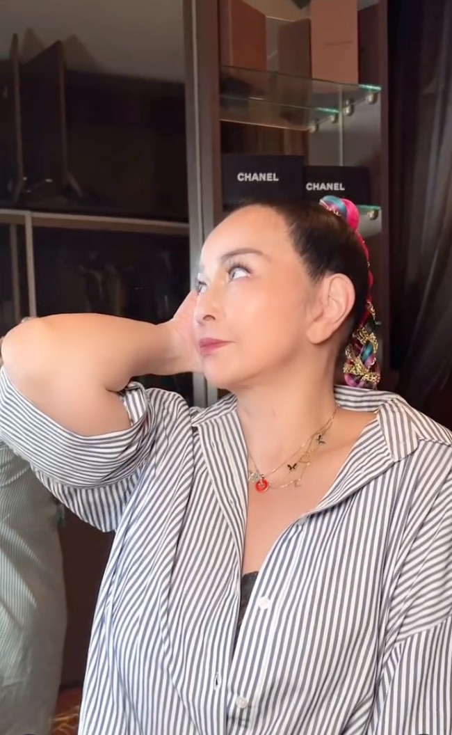 Jadi semakin awet muda di usia 55 tahun, Jennifer pun jadi semakin bangga memamerkan penampilannya di depan kamera. Foto: Instagram/@ajunperwira/@jennifer_ipel/@ab_plasticsurgery_idn